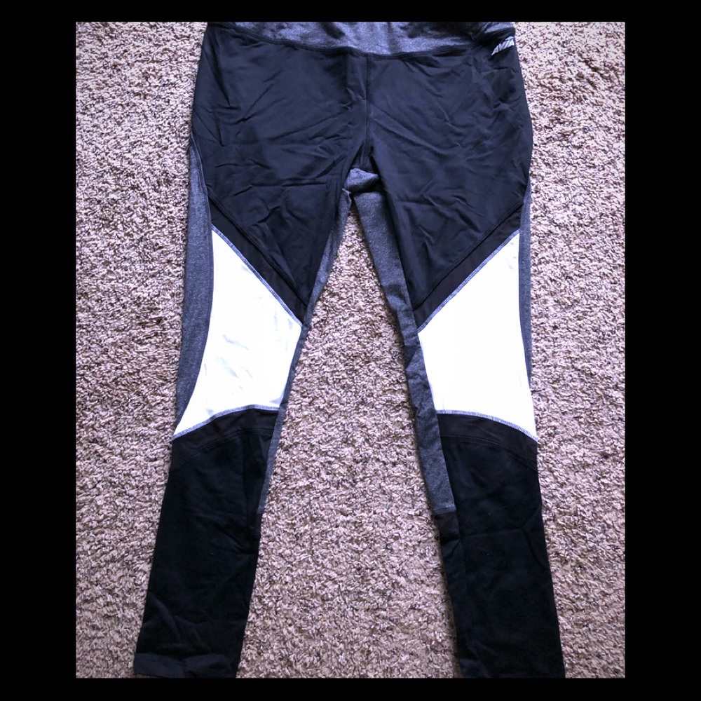 Workout leggings with mesh